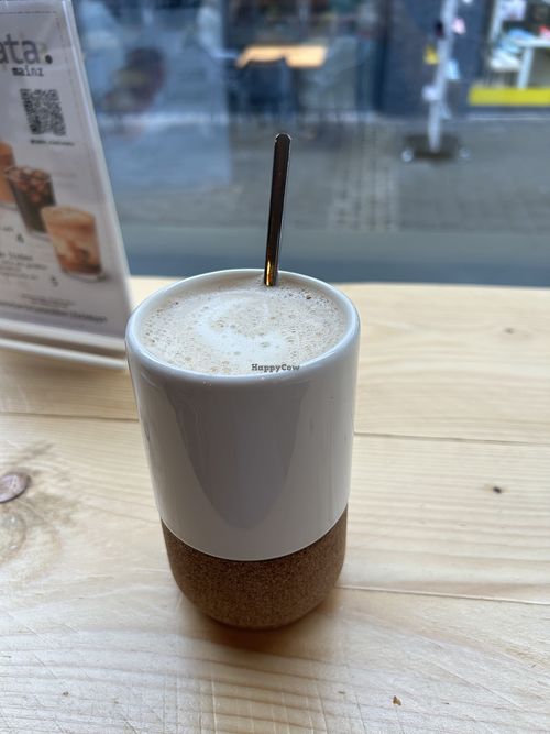 Milchkaffee mit Hafermilch  at simplynata. in Mainz
