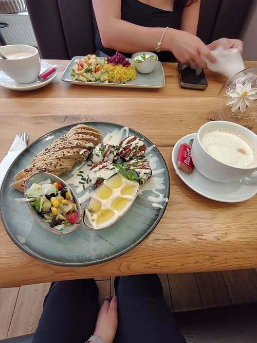 Falafel Teller & Cappuccino at CAT CAFÉ in Hamburg