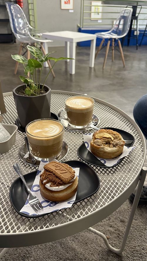Danesa de manzana y roll de Biscoff   at Cobalto Coffe & colab in Santiago