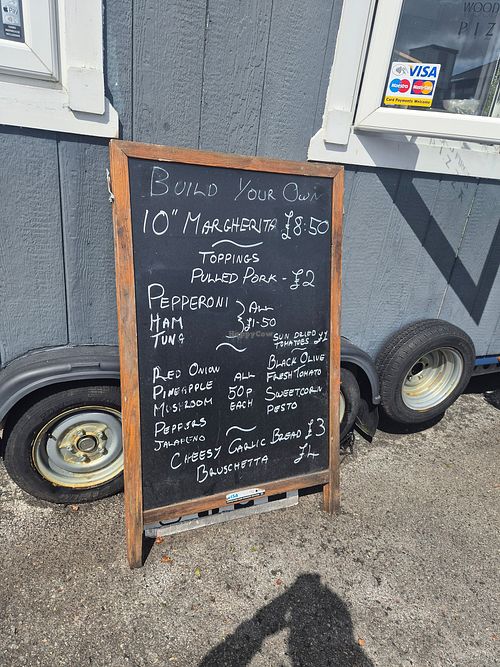 The menu lists options suitable for vegans, among them Pineapple, mushrooms and tomatoes (and other vegetables). The cheese can be switched to vegan cheese. at Pizza in the Skye in Portree