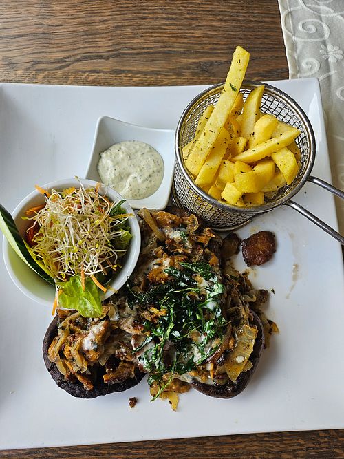 Mit veganem Gyros gefüllte Portobellopilze und Pommes mit hausgemachtem veganen Knoblauchdip at Landhotel Baumanns Hof in Kirchdorf