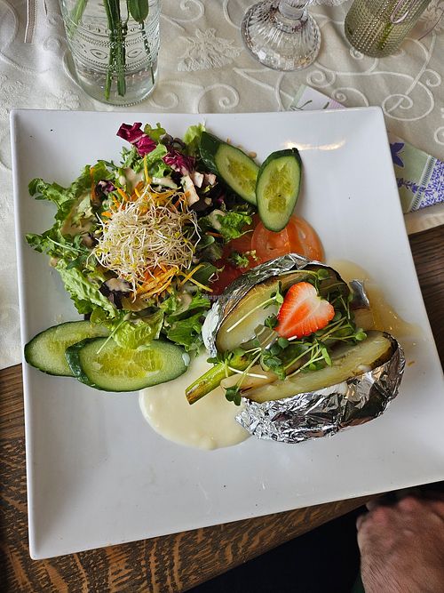 Saisonal: Ofenkartoffel mit Spargel at Landhotel Baumanns Hof in Kirchdorf
