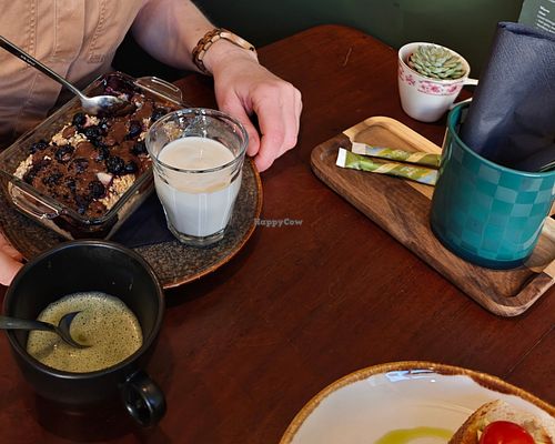 Heerlijk ontbeten met havermout uit de oven en vegan yoghurt en een match thee at Bij Tijm in Zutphen
