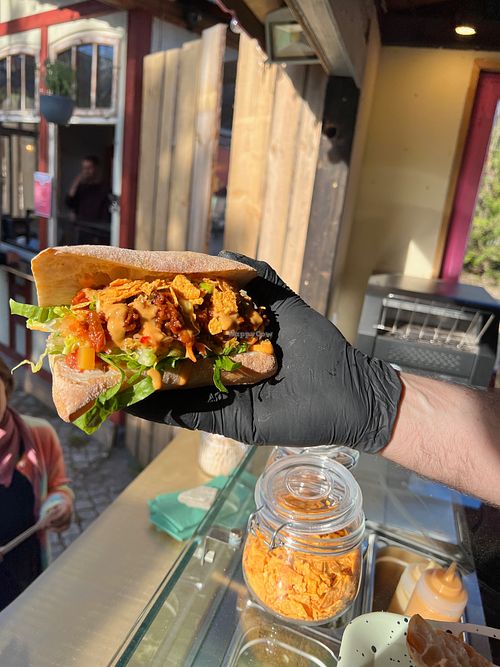 "Mexican Summer" Sandwich mit Chili Sin Carne, Mango-Tomatensalsa, fermentiertem Curtido, Smoked Paprika Mayo und Tortillas at babi‘s DELI in Erfurt