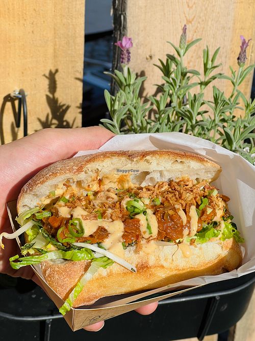 "Bánh mi BBQ" Sandwich mit fermentiertem Kimchi, Roten Linsen, Thai Basilikum und Röstzwiebeln. at babi‘s DELI in Erfurt