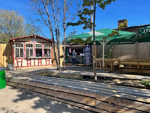 Links die Hütte der "Teigmacher" und rechts in Grün die Hütte vom "babi's DELI" at babi‘s DELI in Erfurt