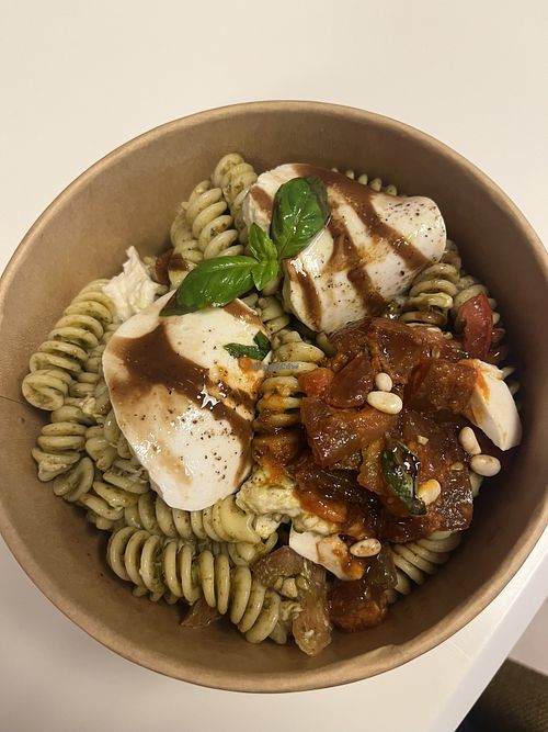 Salade de pâtes froides : pesto, tomates, mozzarella végane, crème balsamique   at Camaoh in Liege