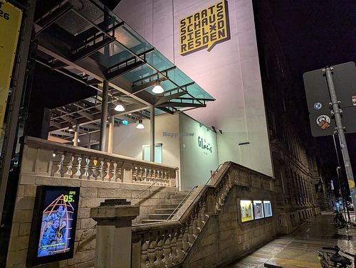 Das Restaurant befindet sich im selben Gebäude wie das Staatsschauspiel Dresden at Glacis No.28  in Dresden