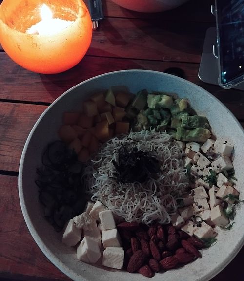 Poke monte o seu (neste possui tofu, avocado, manga, amêndoas,  sunomono, bifum e alga nori) at Sea Poke & Sushi - VILA in Ilhabela