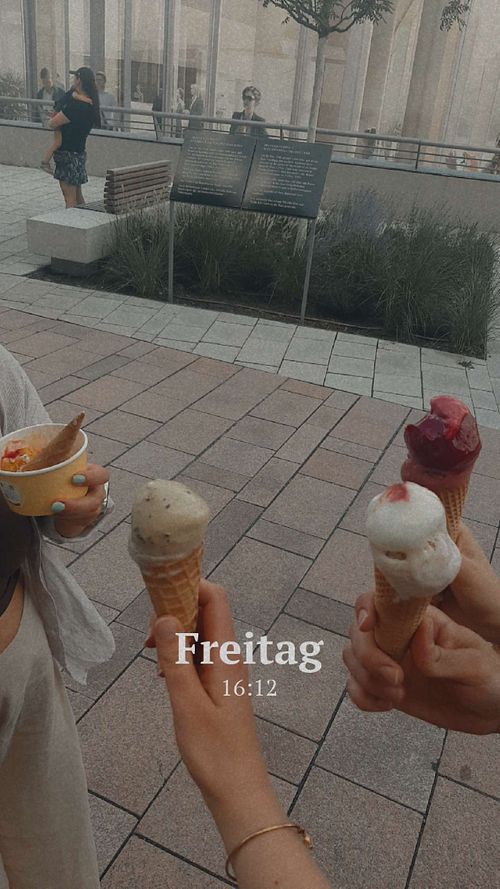 Ice cream with taster scoop at Luicella's HafenCity in Hamburg