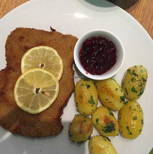 Wiener Schnitzel mit Zitrone, Petersilienkartoffeln und Preiselbeermarmelade at Milton in Salzburg