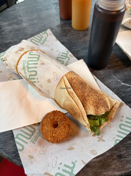 De lekkerste falafel die ik ooit heb gehad! Tip: proef alle sausjes die ze hebben. Ze zijn heerlijk!  at Munji Falafel in Antwerpen