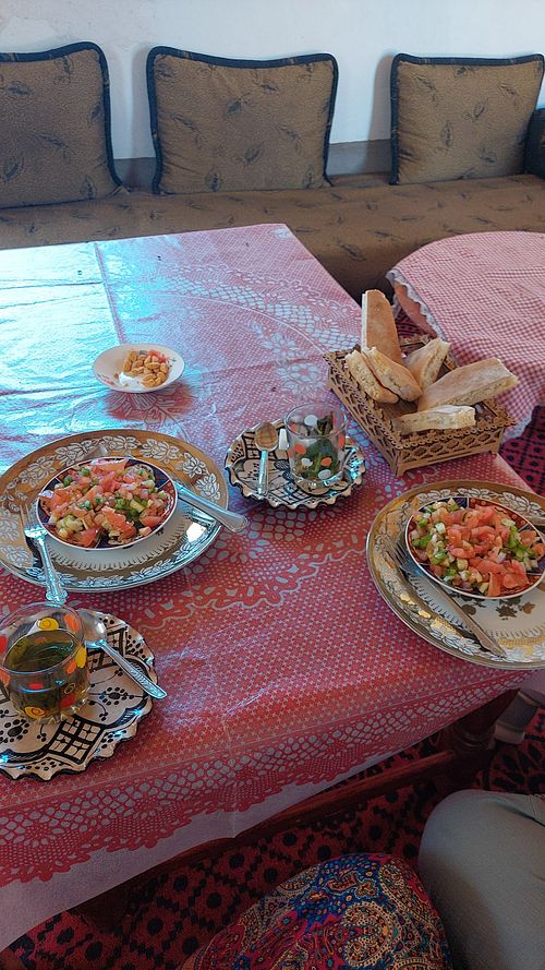 De tajine was heerlijk en we waren zo druk met eten dat we vergeten zijn een foto te maken. Hier zie je de salade en berberkoekjes at Café et Restaurant Chez Abdou in Tamdakhte