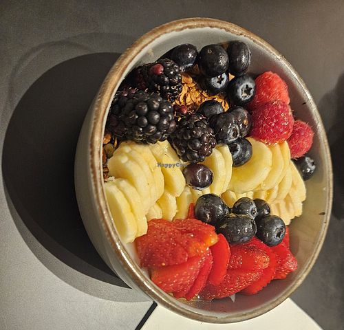 Vegan granola bowl at Nuwanda Coffee in Valencia