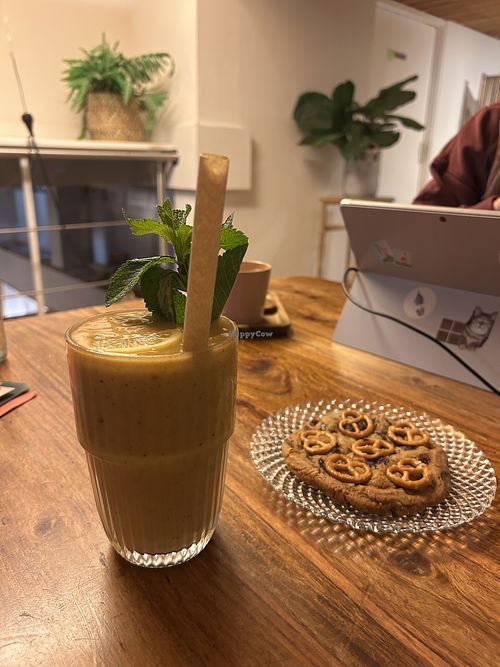 Golden hour smoothie  at SPOT. Nijmegen in Nijmegen