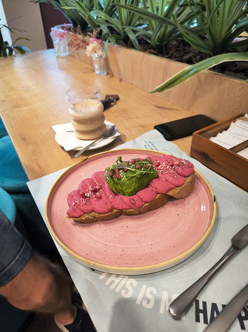Toast con humus di barbabietola, avocado e germogli at Brunch Republic in Montebelluna
