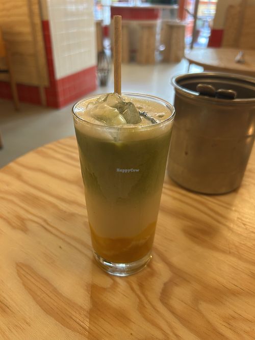 Iced Mango Matcha oat milk 6,20€  at SALZI in Wien