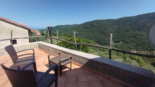 Terrazza con vista sugli ulivi e la  valle, fino al mare del Golfo di Genova. Serate di luna piena mozzafiato. at La Torretta di Segno - Casa Vacanze in Liguria