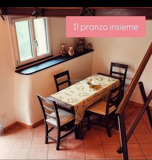 Entrata/sala da pranzo con sofà. Può essere richiesto servizio di colazione, pranzo al sacco e cena (degustazione), prodotti dalle abili mani degli Chefs In Unzaja Vegan Restaura at La Torretta di Segno - Casa Vacanze in Liguria