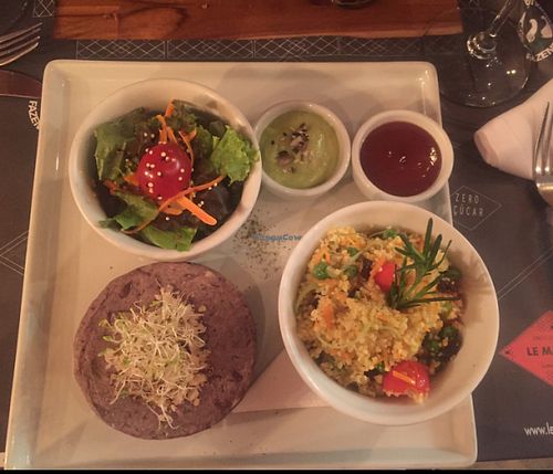 Vegan burger at Le Manjue Bistro Organique in Sao Paulo