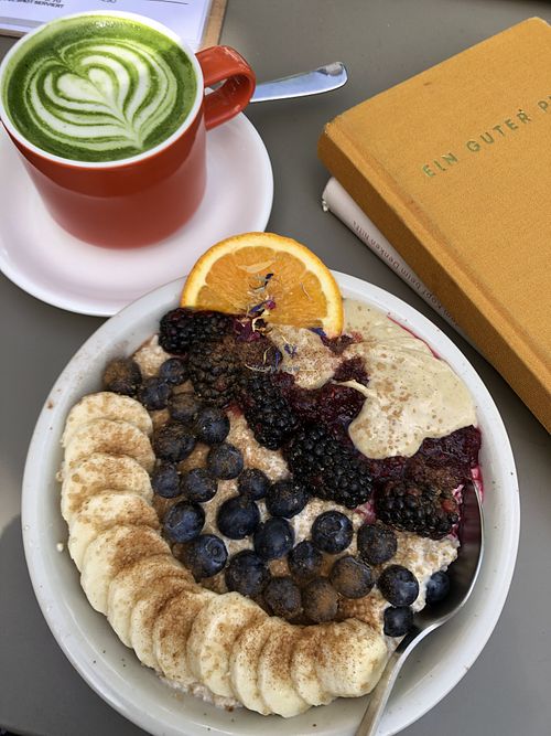 Overnightoats und Matcha Latte Hafer  at Goldzeit Café in Cologne