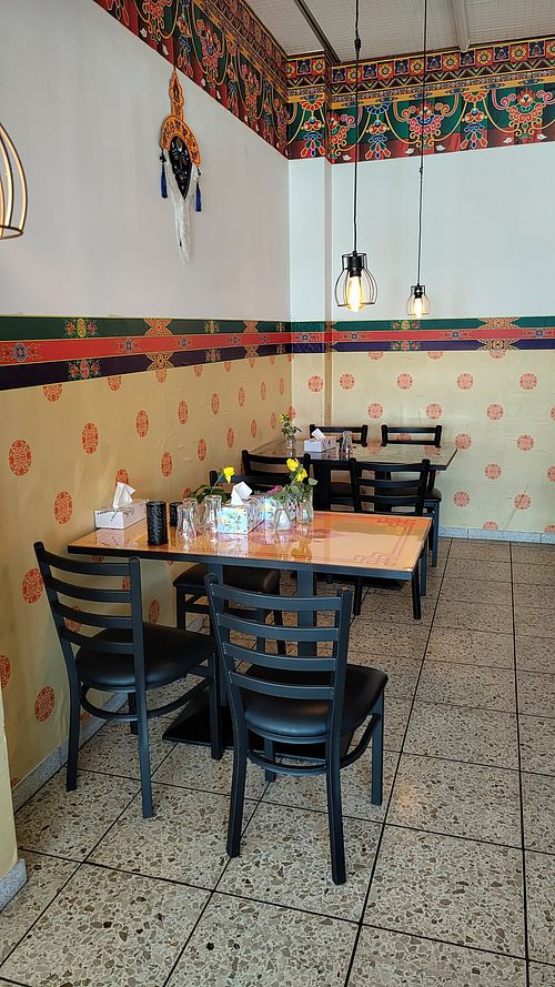 Indoor mood at Little Tibet Restaurant I Take Away I Shop in Olten