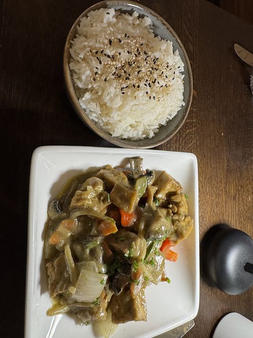 Green curry stir fry  at Muntay - Vegan Asian Kitchen in Hamburg