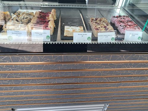Display with vegan cakes at Loanna Bakery Patisserie in Leipzig