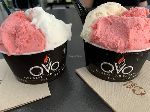 Birne, Zitrone und Himbeere ausprobiert und für lecker befunden 😍  at QVO Helado Artesano in Altea