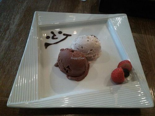 Vanilla and chocolate ice cream at 6889cafe in Tokyo