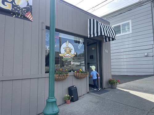 The front  at Mama Crino's Italian Ice in Brookings