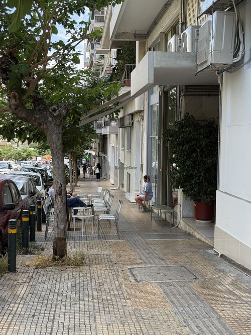 Outdoor seating  at Kross Coffee Roasters in Athina