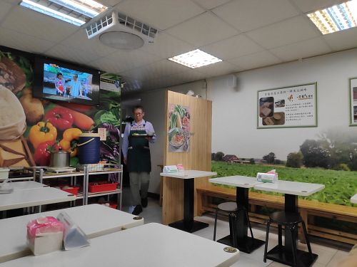 Help yourself to miso soup and prune juice. at Taiwan Sù 食在地台灣素食堂 in Taipei