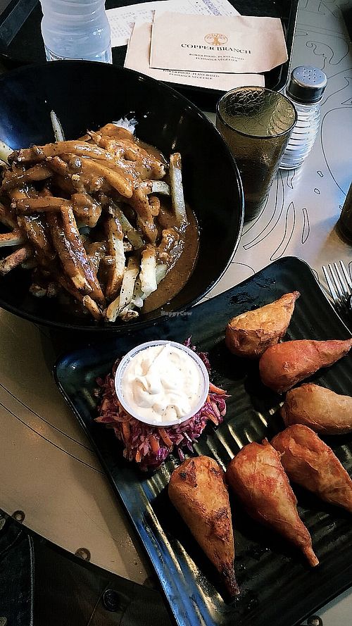 Poutine et ailerons de poulet at Copper Branch - Atwater in Montreal