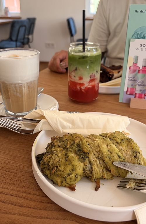 Iced Matcha Latte, entkoffeinierter Latte Macchiato & eine Pesto Stange  at Café Mint in Fulda