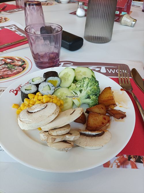 Différents légumes disponibles au buffet, ainsi que des makis concombre at Best Wok - Restaurant à volonté in Pontault-combault
