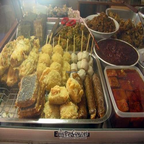 Tasty dishes at Oasis Vegetaurant in Chiang Rai