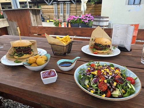 Vegane Burger, Salat, Pommes und Cauliflower Wings at Anderter Biergarten und Gaststätte in Hannover