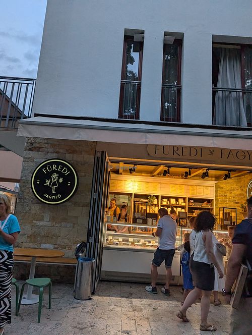 Front of the shop at Füredi fagyizó in Balatonfuered