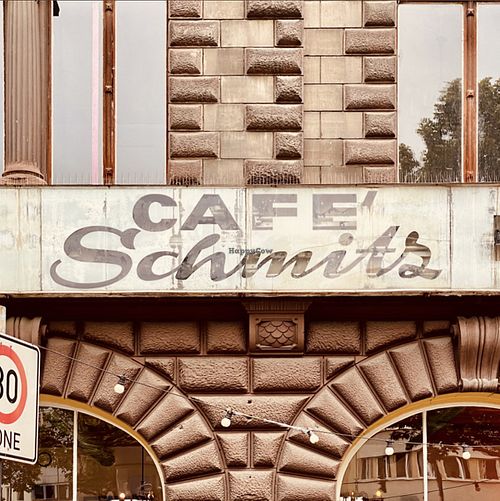 Schönes alteingesessenes Café mit guter veganer Auswahl und schönen Sitzplätzen im Freien.   at Café Schmitz in Cologne
