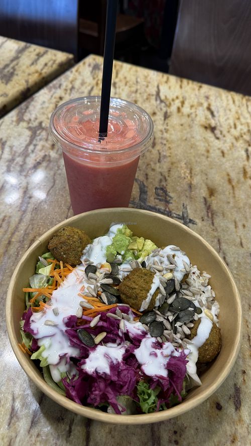 Falafel salad and juice  at immergrün  in Berlin
