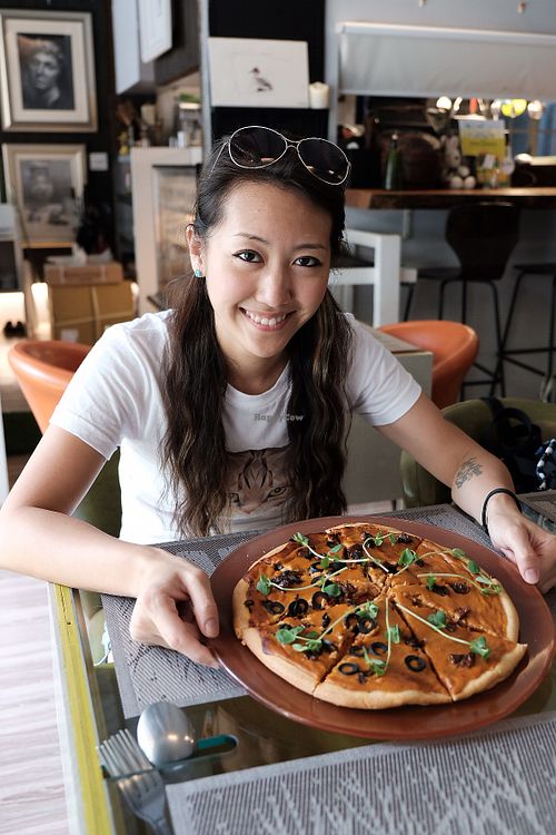 pizza with sundried tomatoes and olive  at Mianto 艾果豐 in Taipei