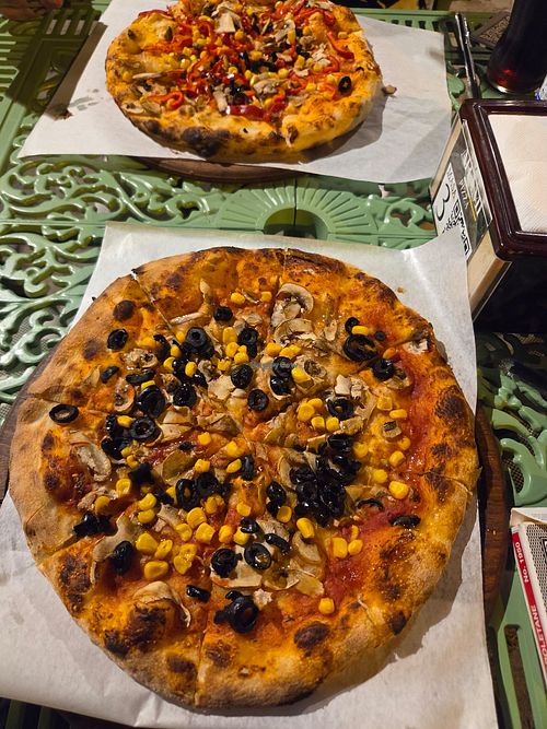 Vegetarian pizza without cheese at Arami Pizza in Sanliurfa
