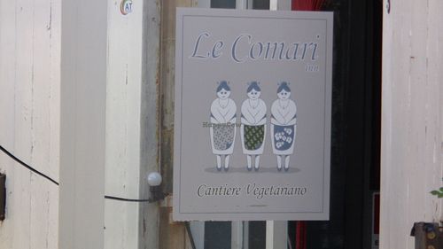 Sign on entrance door. at Le Comari Inn in Syracusa