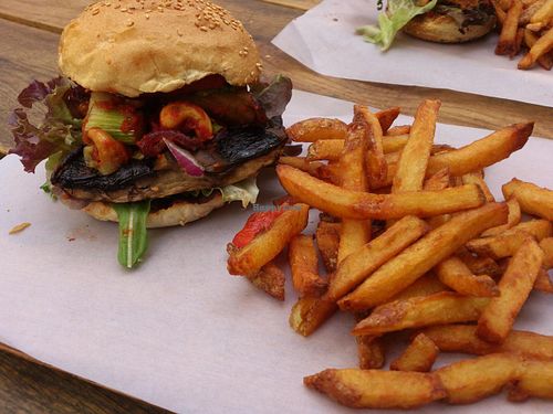 W - O - W - spicy vegan Portobello burger stuffed with vegetables, monster fries at Gutburgerlich in Giessen