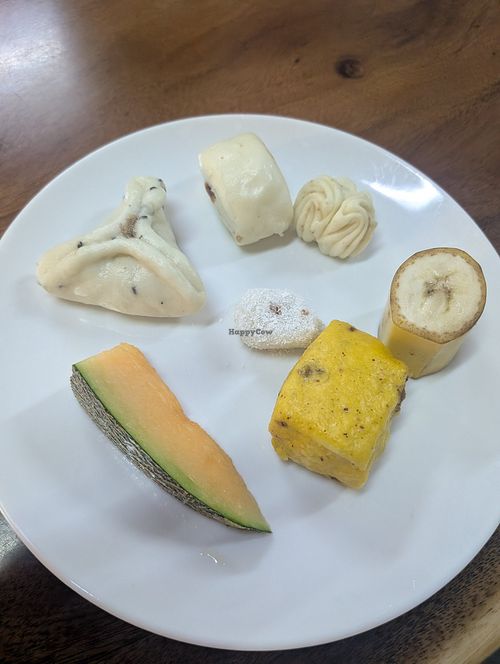Steams buns and fruit at Rushixin Botany Lidesu Life (Yinhe SOHO Branch) in Beijing