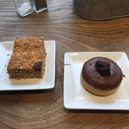 Pâtisseries véganes du jour (noix de coco, avoine et chocolat et beigne) at Mouton Vert in Montreal