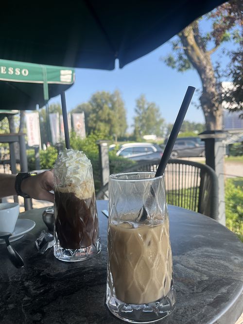 Outdoor seating with iced coffees   at Kaffeerösterei Chiemsee / Schiller in Bernau Am Chiemsee