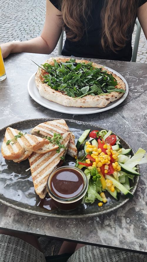 Vegane Rucola Pizza und Käse-Zwiebel Sandwich at Albrecht-Brunch, Café, Pizza in Leutkirch Im Allgaeu