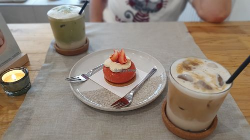 Lattes and strawberry tartlett at Pâtisserie CØR in Mannheim